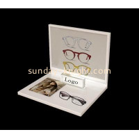 How to choose materials when customizing acrylic display stand?