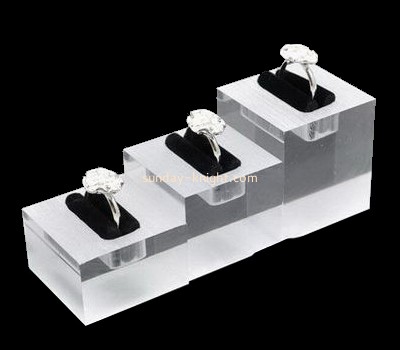 New fashion design elegant rectangle acrylic block jewelry display stand for ring JDK-030